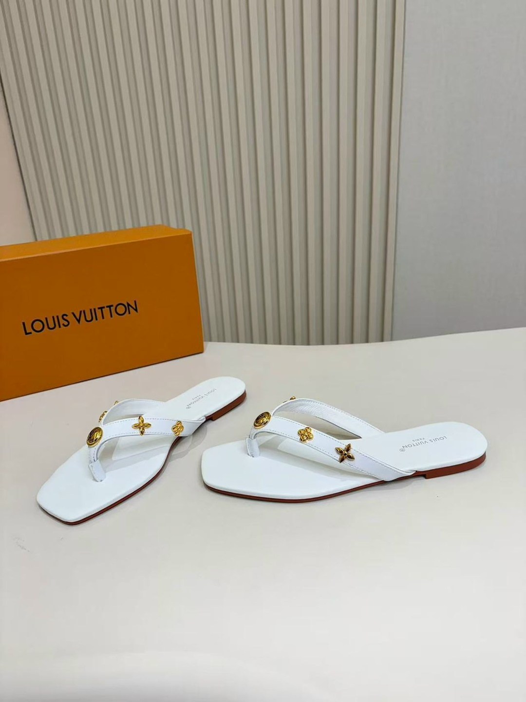 louis vuitton шлепанцы,шлепанцы louis vuitton premium белые,шлепанцы женские брендовые louis vuitton premium белые,сабо женские louis vuitton,шлепанцы женские луи виттон