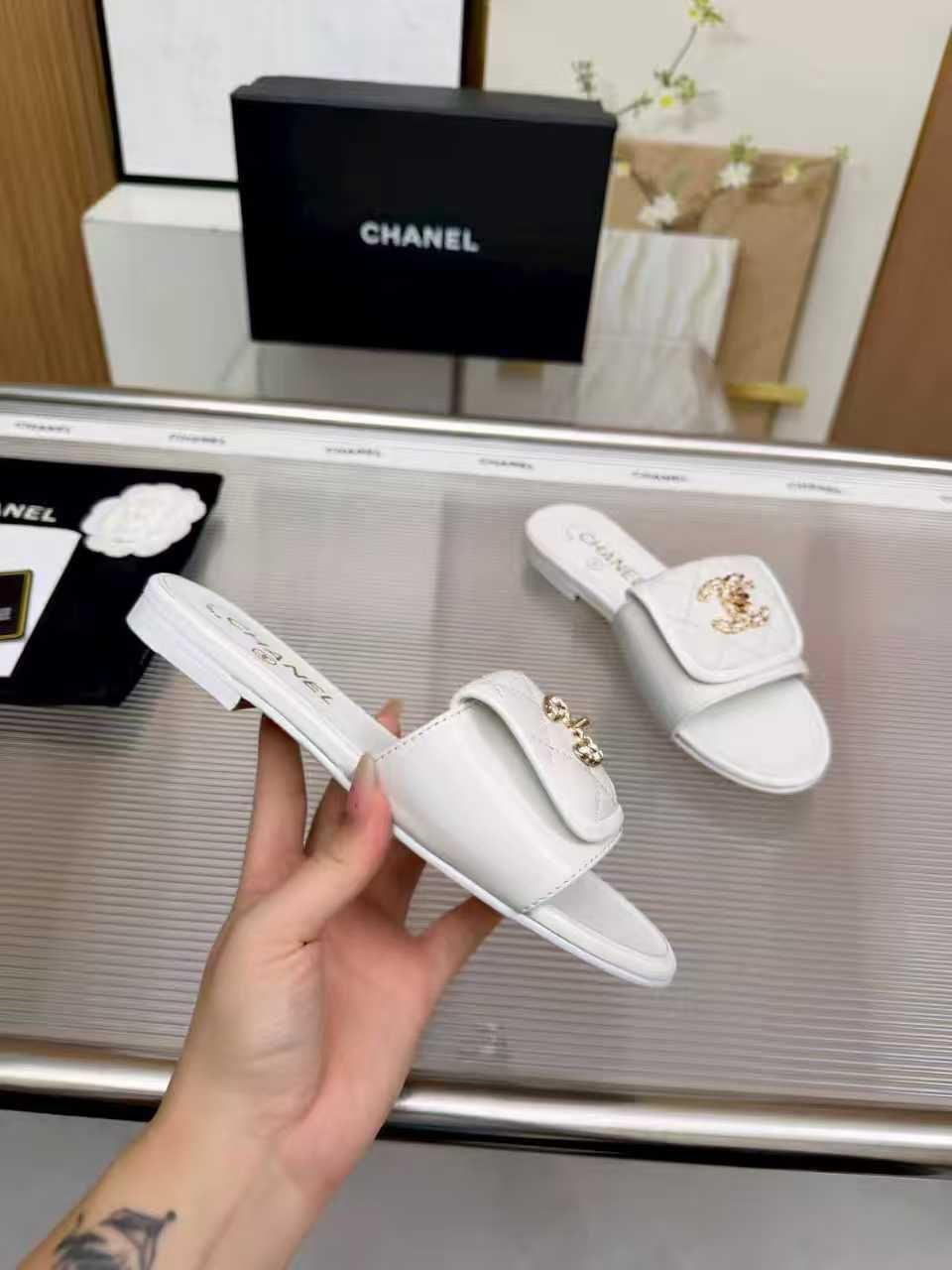 шлепанцы chanel,шлепанцы женский chanel,тапочки женские chanel,тапочки chanel,черные кожаные шлепки chanel
