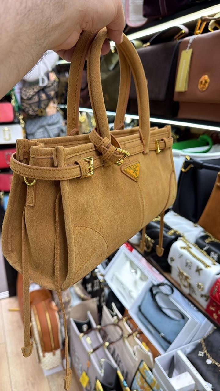 сумка prada,модная сумка,замшевая сумка,сумка женская,женская сумка из замши prada bonnie medium коричневая