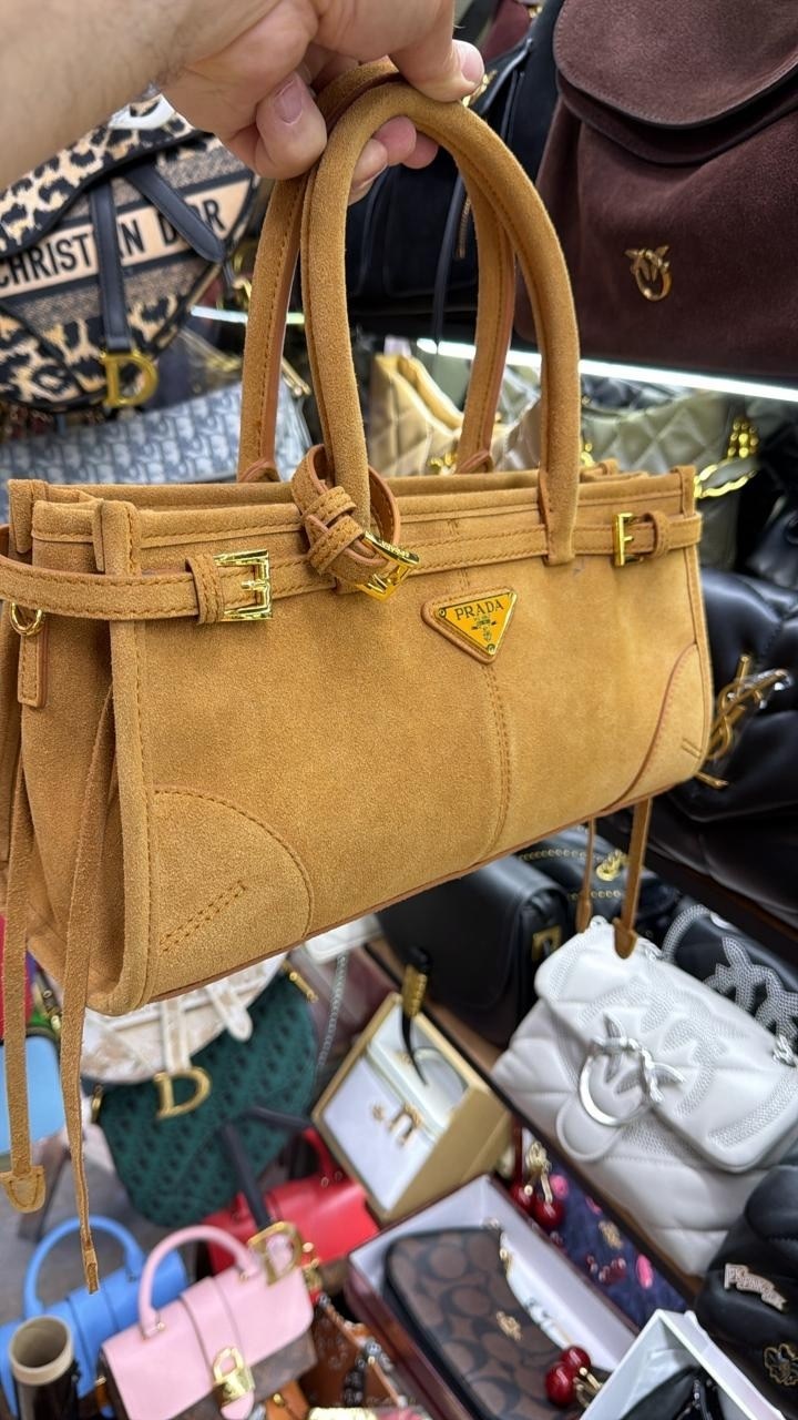 сумка prada,модная сумка,замшевая сумка,сумка женская,женская сумка из замши prada bonnie medium коричневая