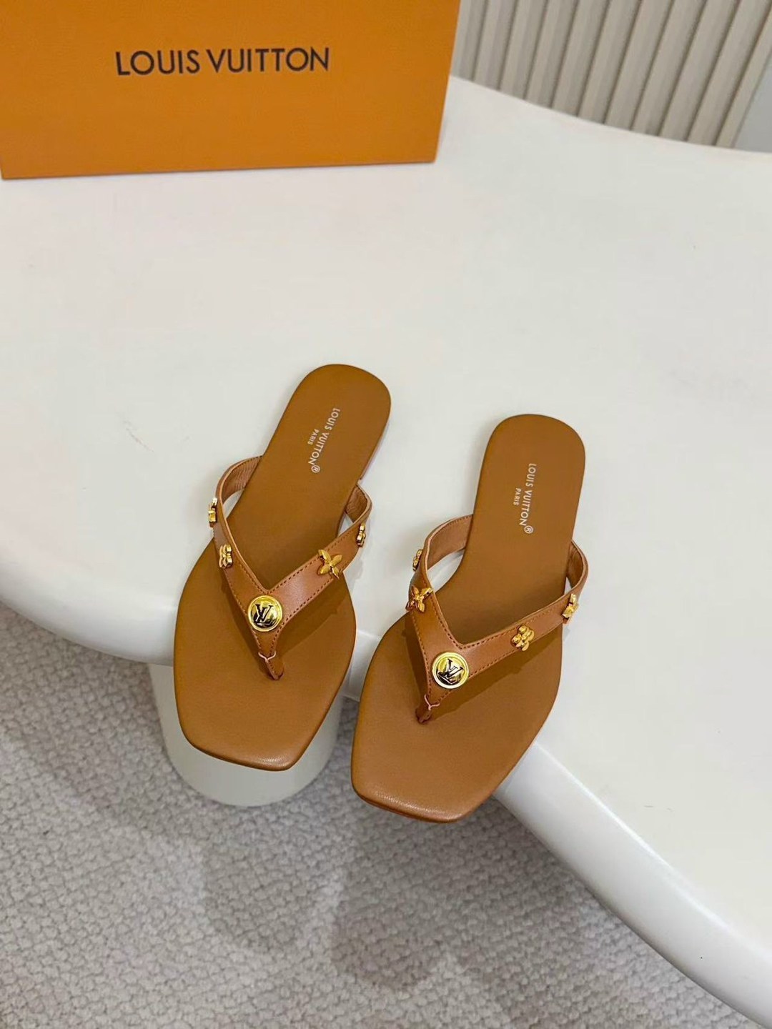 louis vuitton шлепанцы,шлепанцы louis vuitton premium белые,шлепанцы женские брендовые louis vuitton premium белые,сабо женские louis vuitton,шлепанцы женские луи виттон