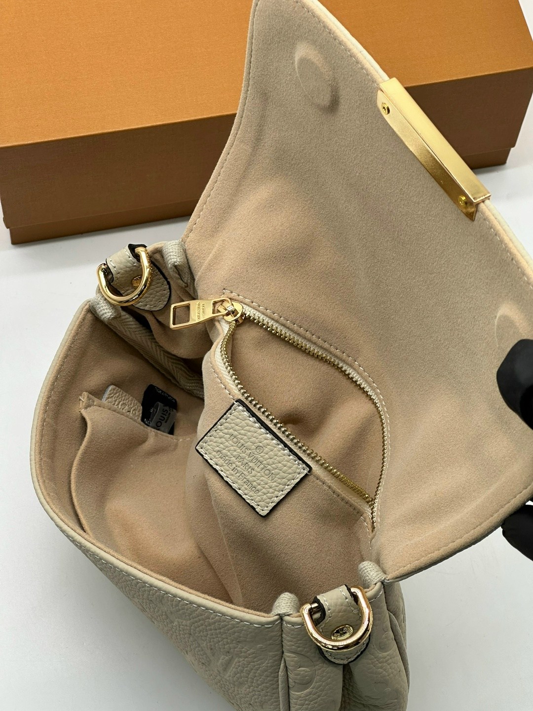 сумка женская louis vuitton,сумка louis vuitton,сумка луи виттон маленькая,брендовая светло-бежевая женская сумка louis vuitton pochette metis,клатч