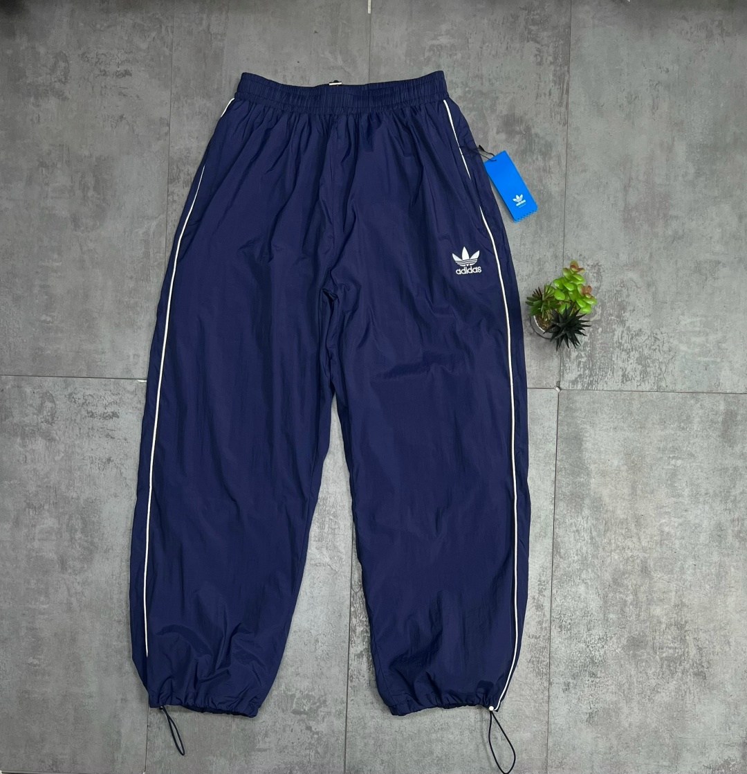 спортивные брюки adidas originals tracksuit pant черный,спортивные штаны adidas,брюки спортивные adidas originals sst tp,штаны y2k opium balenciaga x adidas широкие,adidas штаны premium track черный