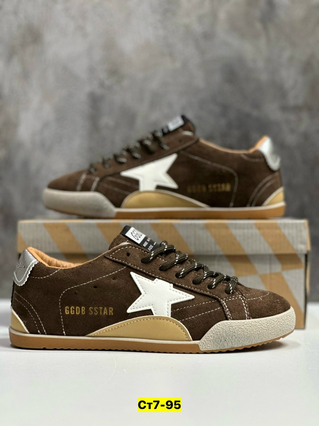 golden goose кроссовки super-star коричневый,golden goose кроссовки ball star коричневый,мужские замшевые низкие кроссовки с вышитыми звездами superstar golden goose коричневый,коричневые кроссовки ba