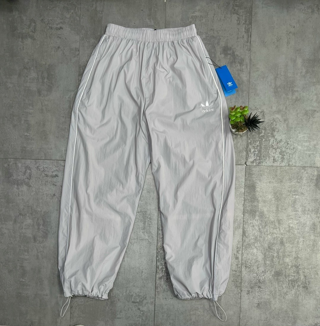 спортивные брюки adidas originals tracksuit pant черный,спортивные штаны adidas,брюки спортивные adidas originals sst tp,штаны y2k opium balenciaga x adidas широкие,adidas штаны premium track черный
