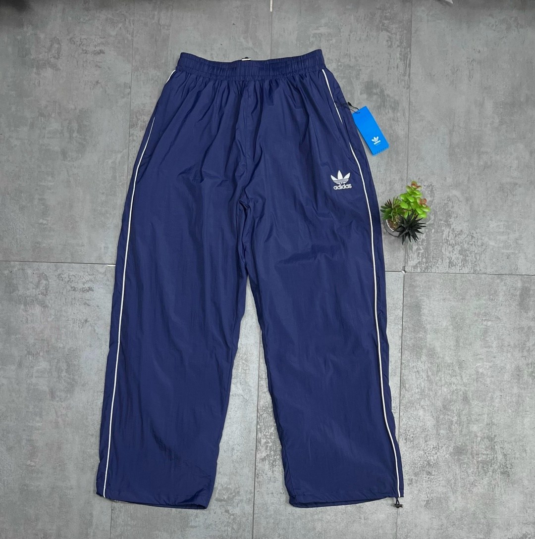 спортивные брюки adidas originals tracksuit pant черный,спортивные штаны adidas,брюки спортивные adidas originals sst tp,штаны y2k opium balenciaga x adidas широкие,adidas штаны premium track черный