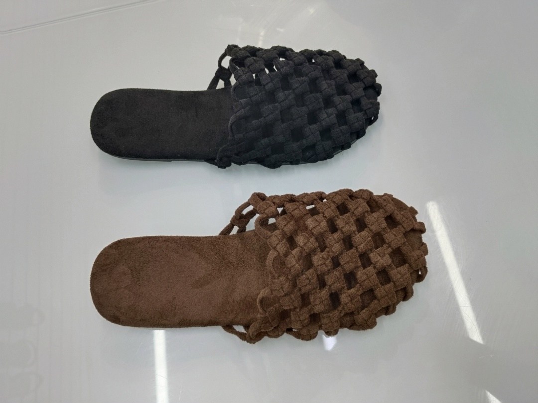 ,шлепанцы женские,модные тапочки,модные шлепанцы,женская