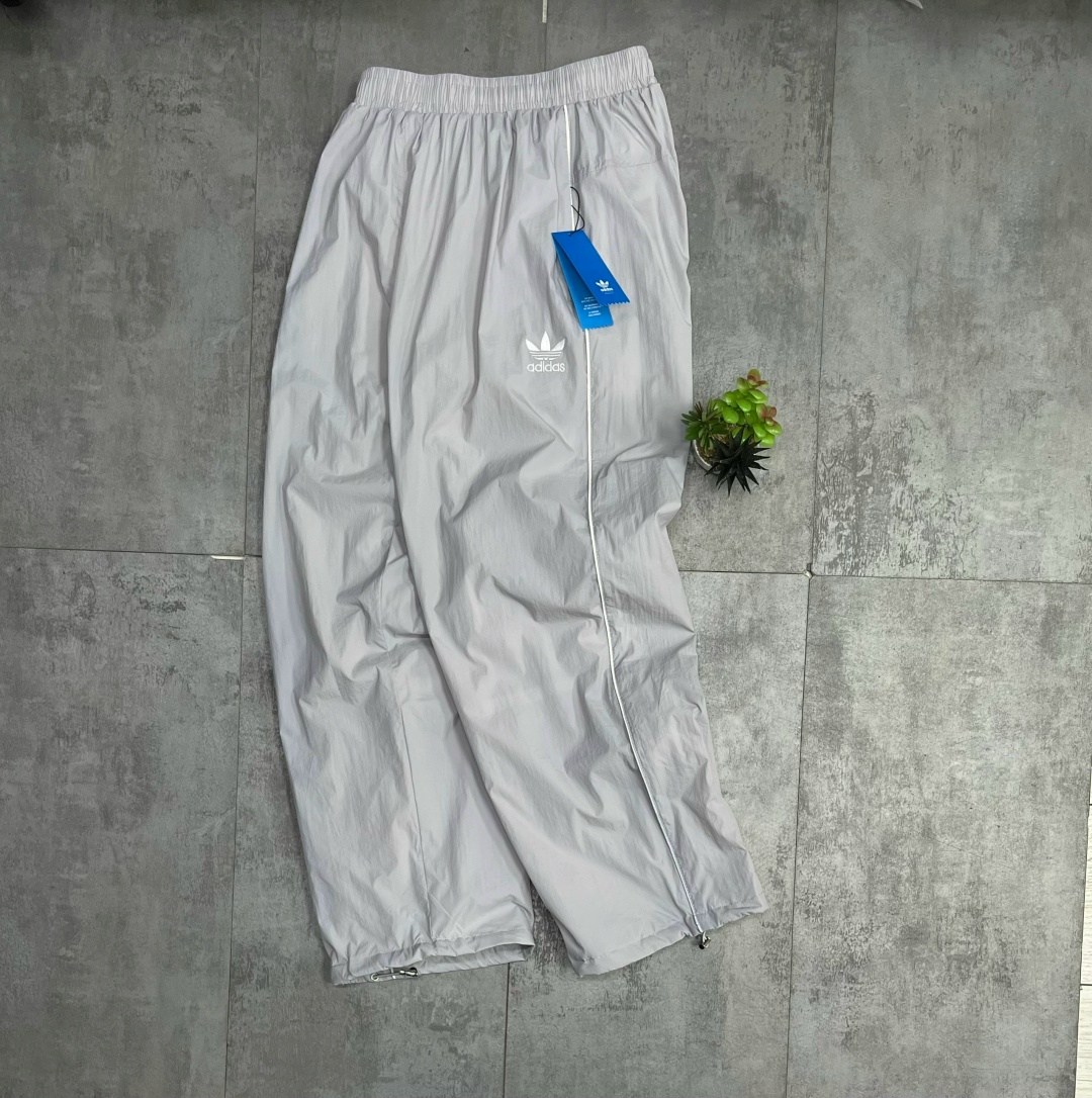 спортивные брюки adidas originals tracksuit pant черный,спортивные штаны adidas,брюки спортивные adidas originals sst tp,штаны y2k opium balenciaga x adidas широкие,adidas штаны premium track черный
