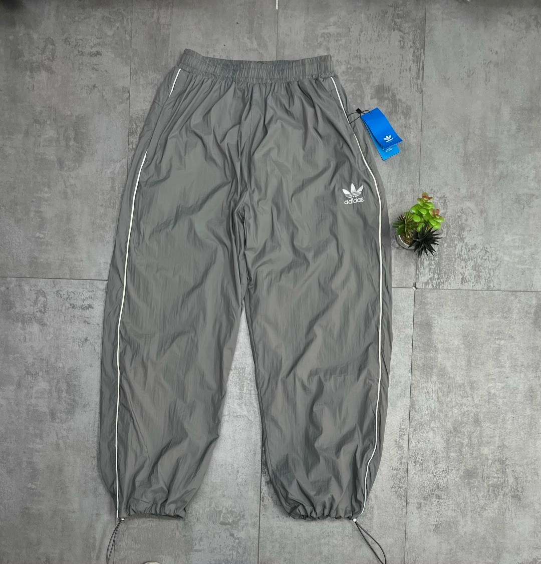 спортивные брюки adidas originals tracksuit pant черный,спортивные штаны adidas,брюки спортивные adidas originals sst tp,штаны y2k opium balenciaga x adidas широкие,adidas штаны premium track черный