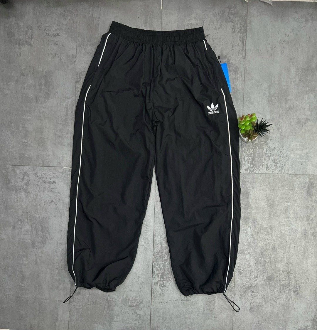 спортивные брюки adidas originals tracksuit pant черный,спортивные штаны adidas,брюки спортивные adidas originals sst tp,штаны y2k opium balenciaga x adidas широкие,adidas штаны premium track черный