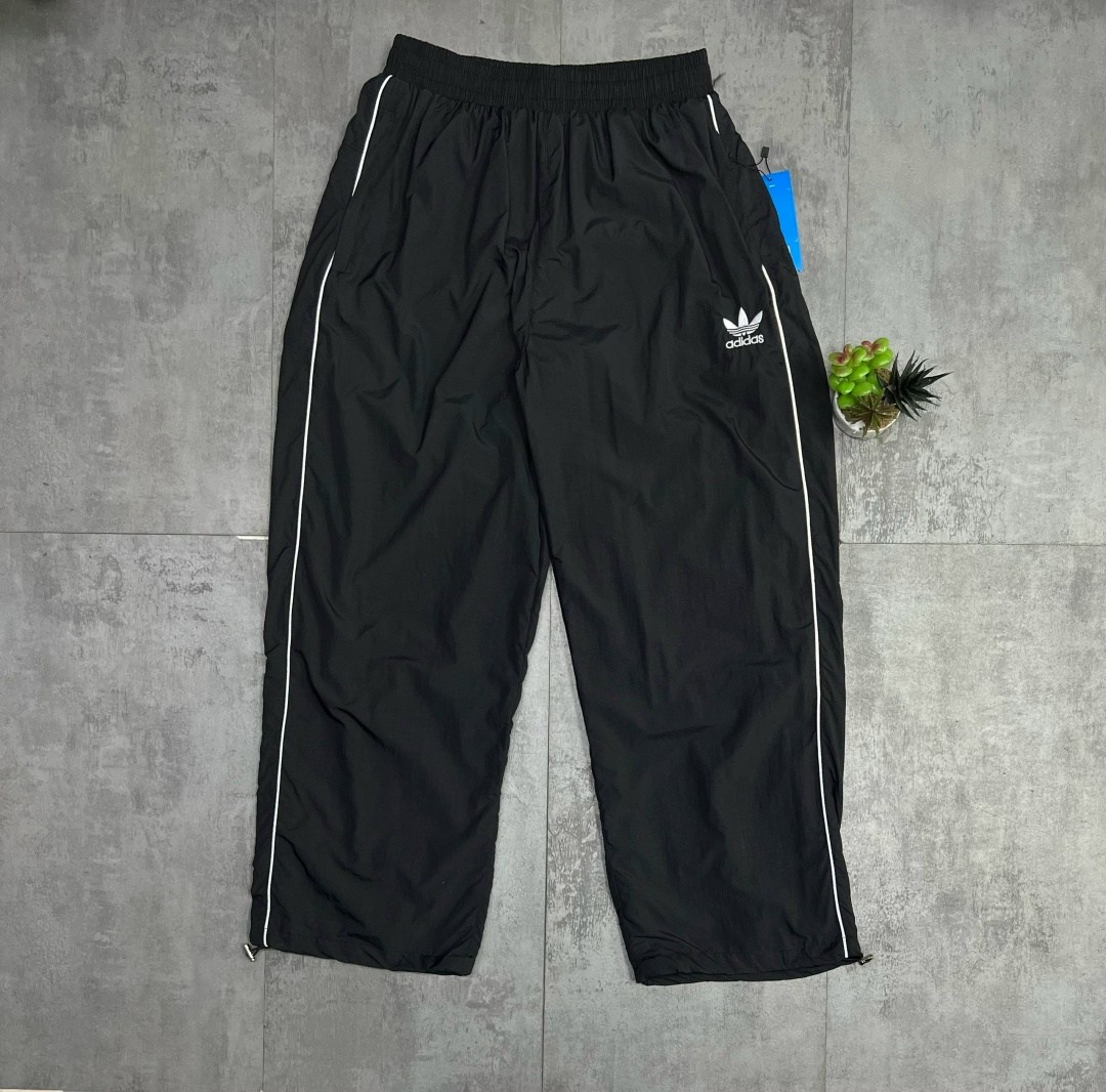 спортивные брюки adidas originals tracksuit pant черный,спортивные штаны adidas,брюки спортивные adidas originals sst tp,штаны y2k opium balenciaga x adidas широкие,adidas штаны premium track черный