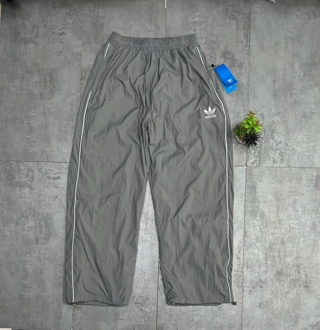 спортивные брюки adidas originals tracksuit pant черный,спортивные штаны adidas,брюки спортивные adidas originals sst tp,штаны y2k opium balenciaga x adidas широкие,adidas штаны premium track черный
