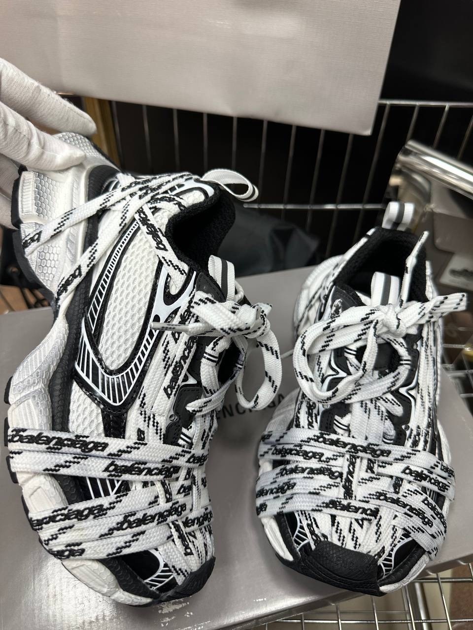кроссовки balenciaga track sneaker graffiti black white,кроссовки balenciaga,женские кроссовки balenciaga,balenciaga track graffiti print chunky sneakers,кроссовки balenciaga phantom sneaker 3xl