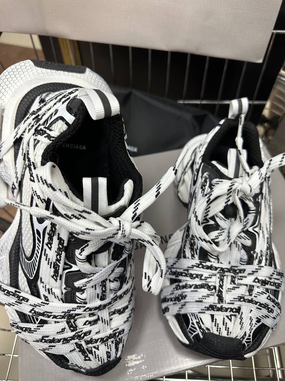 кроссовки balenciaga track sneaker graffiti black white,кроссовки balenciaga,женские кроссовки balenciaga,balenciaga track graffiti print chunky sneakers,кроссовки balenciaga phantom sneaker 3xl
