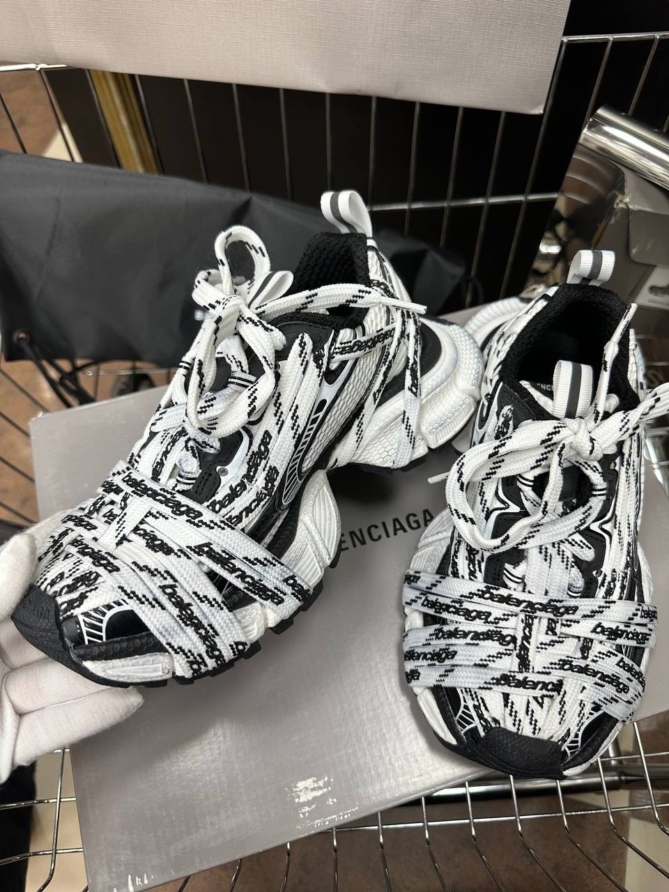 кроссовки balenciaga track sneaker graffiti black white,кроссовки balenciaga,женские кроссовки balenciaga,balenciaga track graffiti print chunky sneakers,кроссовки balenciaga phantom sneaker 3xl