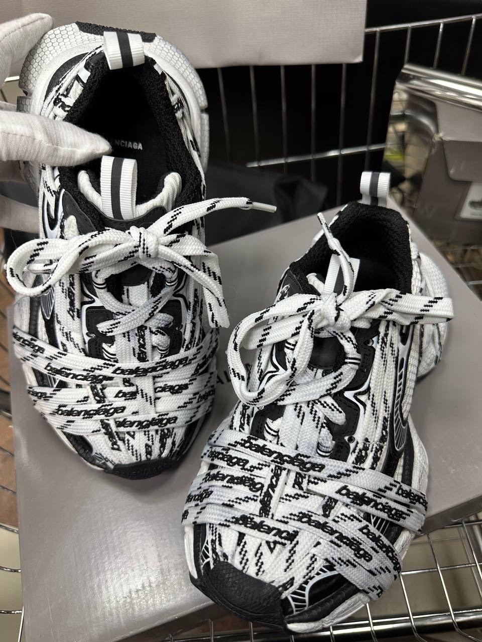кроссовки balenciaga track sneaker graffiti black white,кроссовки balenciaga,женские кроссовки balenciaga,balenciaga track graffiti print chunky sneakers,кроссовки balenciaga phantom sneaker 3xl