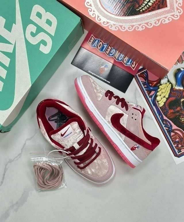 женские кроссовки nike,кроссовки женские nike sb dunk,кроссовки nike sb dunk low pink,nike sb dunk low strangelove,кроссовки nike sb dunk low strangelove