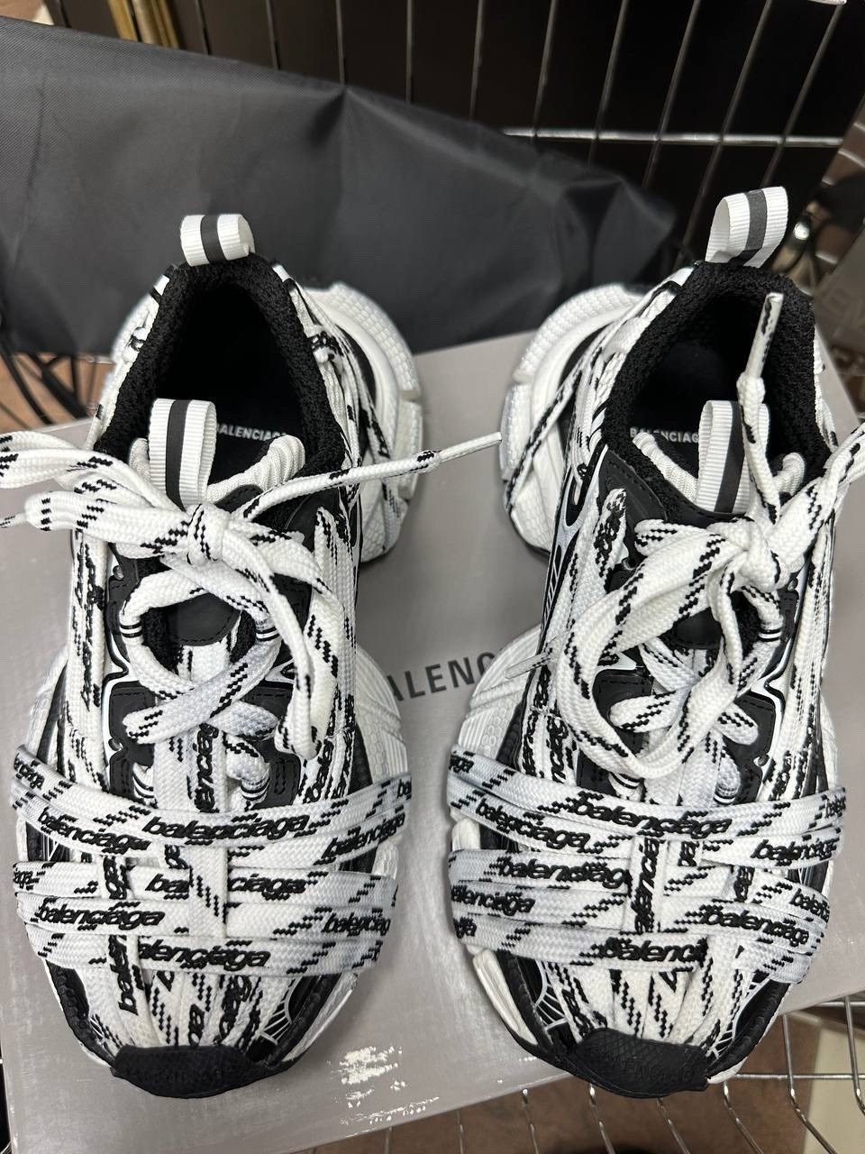 кроссовки balenciaga track sneaker graffiti black white,кроссовки balenciaga,женские кроссовки balenciaga,balenciaga track graffiti print chunky sneakers,кроссовки balenciaga phantom sneaker 3xl