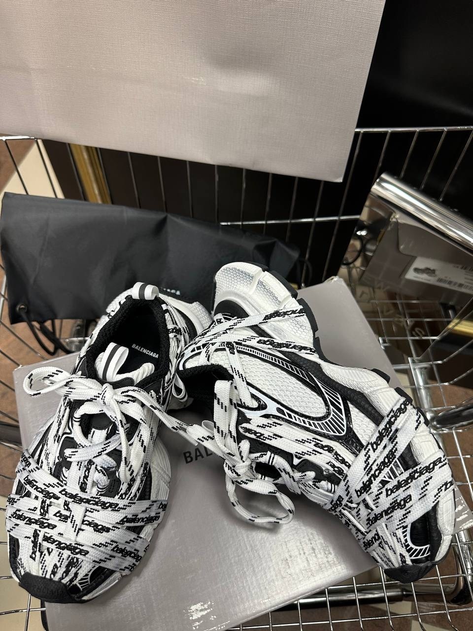 кроссовки balenciaga track sneaker graffiti black white,кроссовки balenciaga,женские кроссовки balenciaga,balenciaga track graffiti print chunky sneakers,кроссовки balenciaga phantom sneaker 3xl