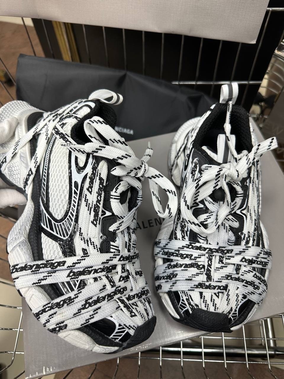 кроссовки balenciaga track sneaker graffiti black white,кроссовки balenciaga,женские кроссовки balenciaga,balenciaga track graffiti print chunky sneakers,кроссовки balenciaga phantom sneaker 3xl