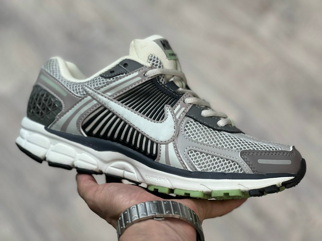 классические кроссовки,кроссовки nike air max,кроссовки мужские женские,женские кроссовки nike initiator серебристого цвета,кроссовки