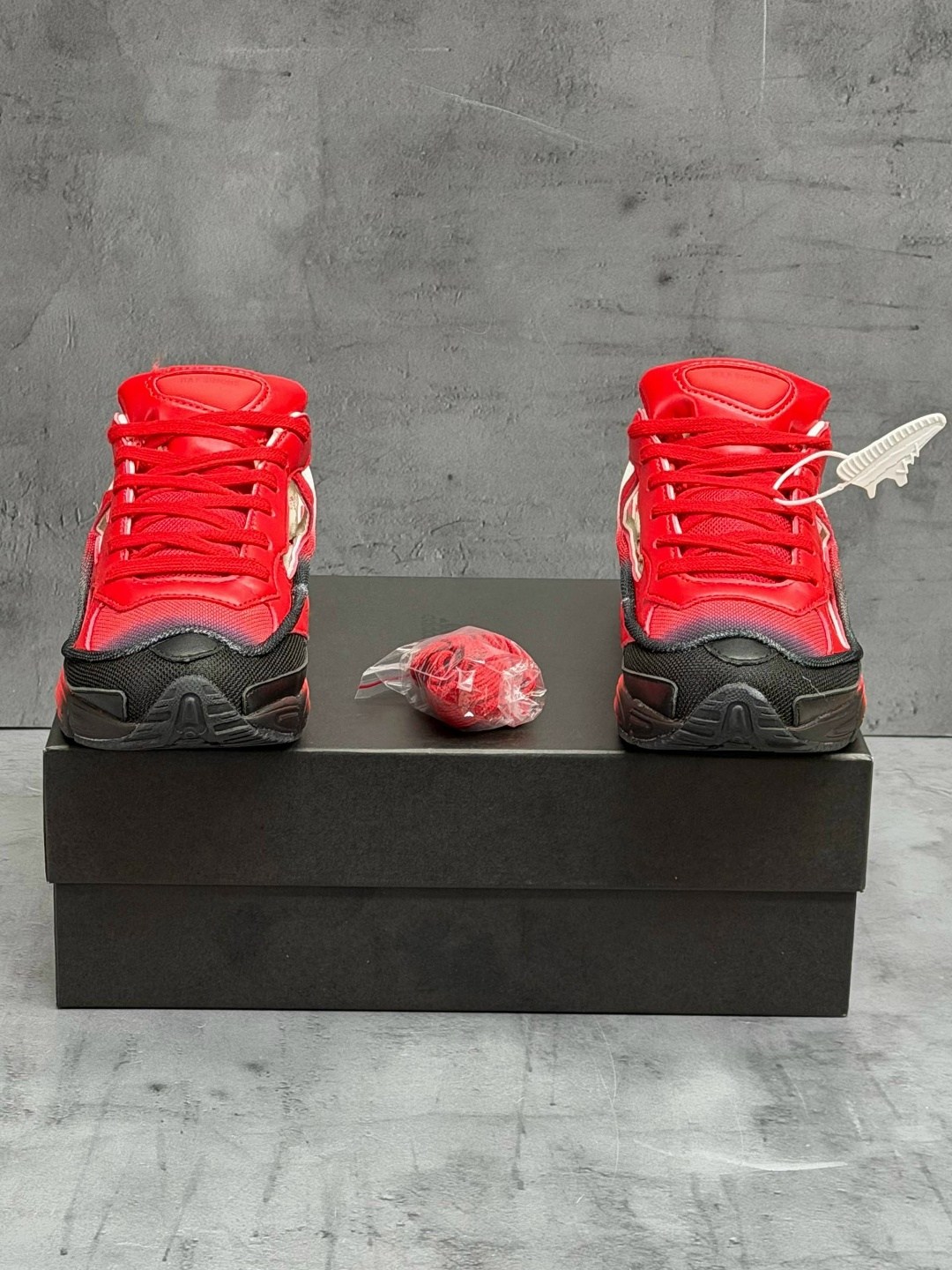 adidas raf simons ozweego,адидас раф симонс репликант,adidas x raf simons ozweego replicant,adidas raf simons x ozweego replicant red halo blue,кроссовки rs replicant ozweego adidas originals цвет кра