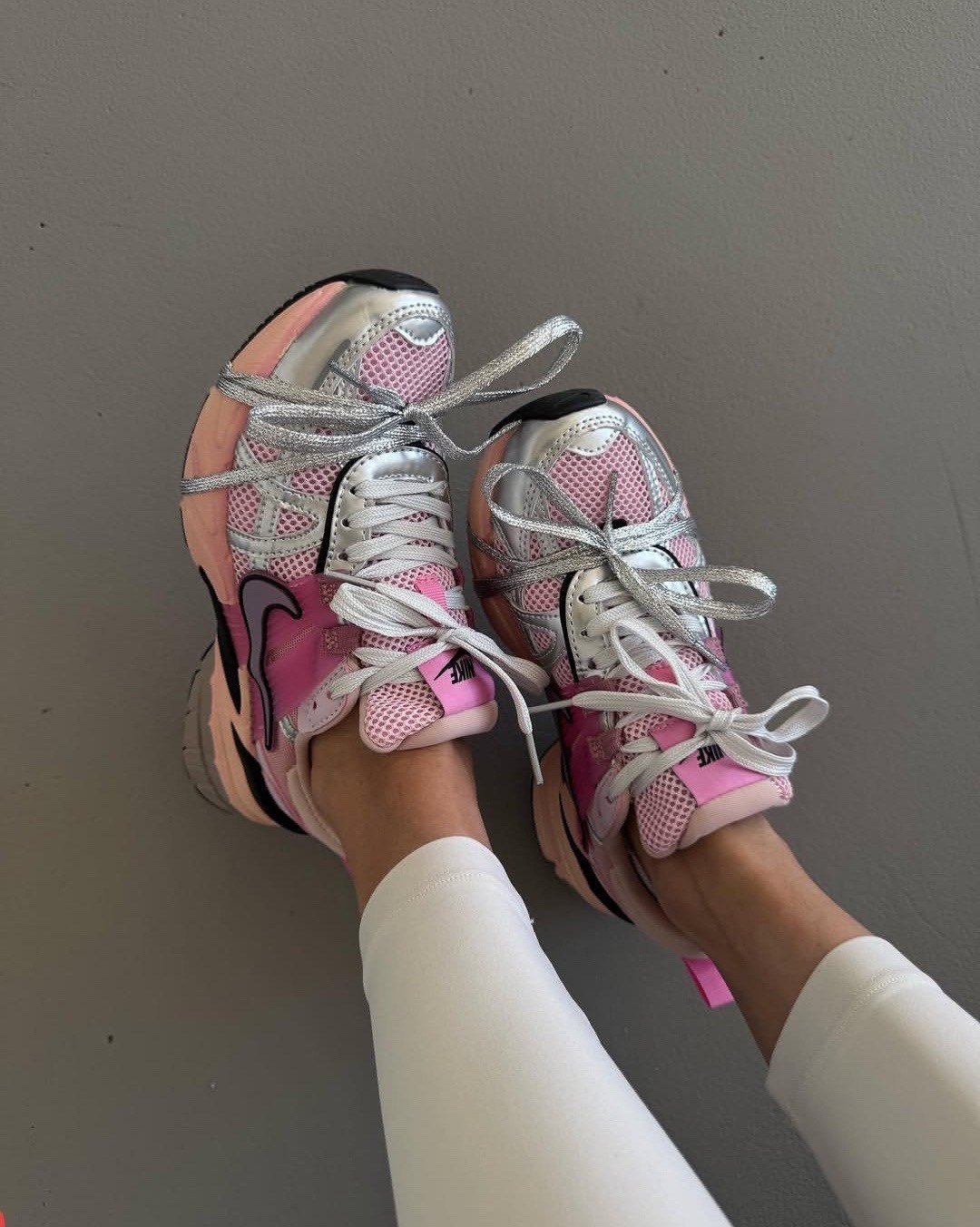 кроссовки для бега v2k run женские с низким верхом серебристо-розовые nike,кроссовки nike v 2 k run,кроссовки nike,кроссовки беговые женские,nike кроссовки для бега