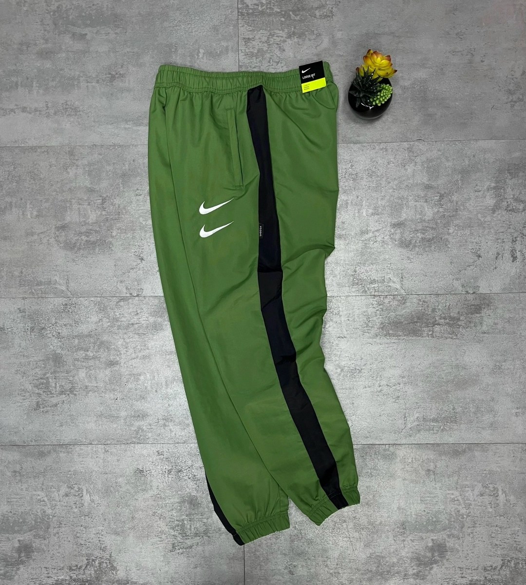 спортивные штаны nike,спортивные штаны мужские nike,штаны джоггеры спортивные,nike swoosh штаны зеленые,nike штаны swoosh woven