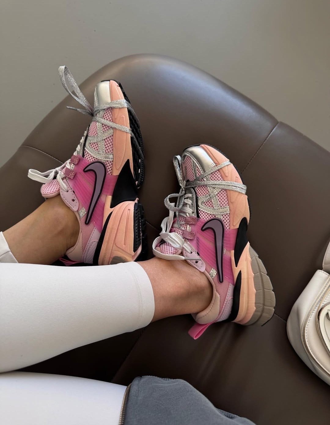 кроссовки для бега v2k run женские с низким верхом серебристо-розовые nike,кроссовки nike v 2 k run,кроссовки nike,кроссовки беговые женские,nike кроссовки для бега