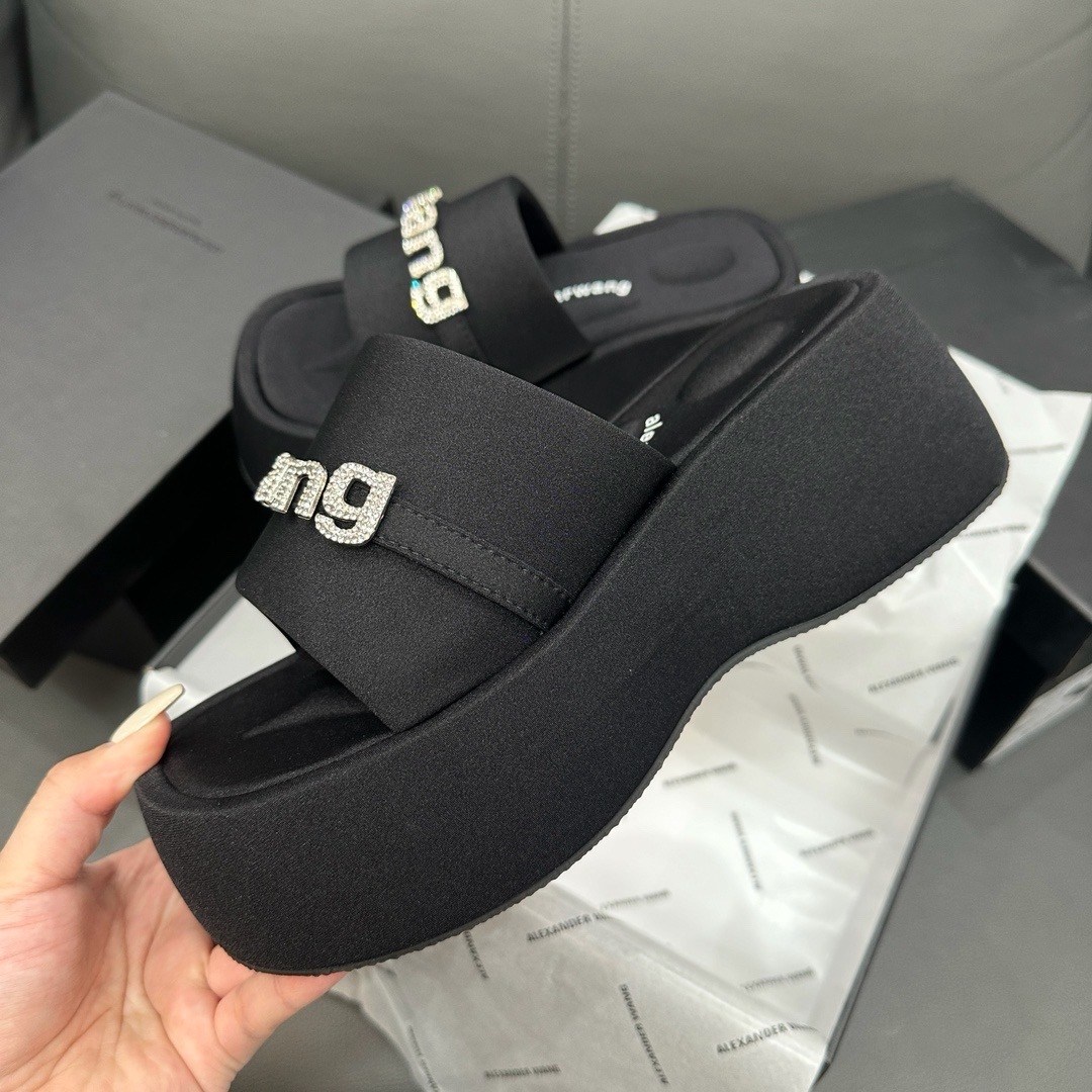 ,тапочки на толстой подошве,шлепанцы alexander wang,тапочки alexander wang,модные тапочки