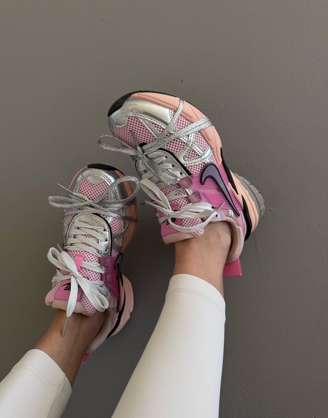 кроссовки для бега v2k run женские с низким верхом серебристо-розовые nike,кроссовки nike v 2 k run,кроссовки nike,кроссовки беговые женские,nike кроссовки для бега