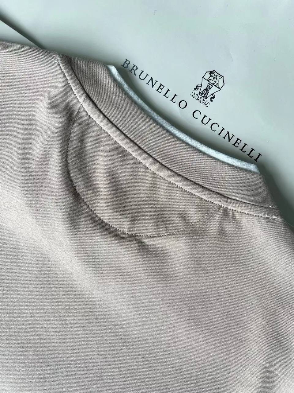хлопковая футболка brunello cucinelli,футболка brunello cucinelli,хлопковая футболка,бежевая базовая футболка,хлопковая футболка gran sasso
