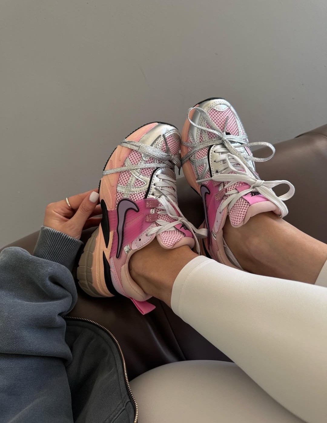 кроссовки для бега v2k run женские с низким верхом серебристо-розовые nike,кроссовки nike v 2 k run,кроссовки nike,кроссовки беговые женские,nike кроссовки для бега