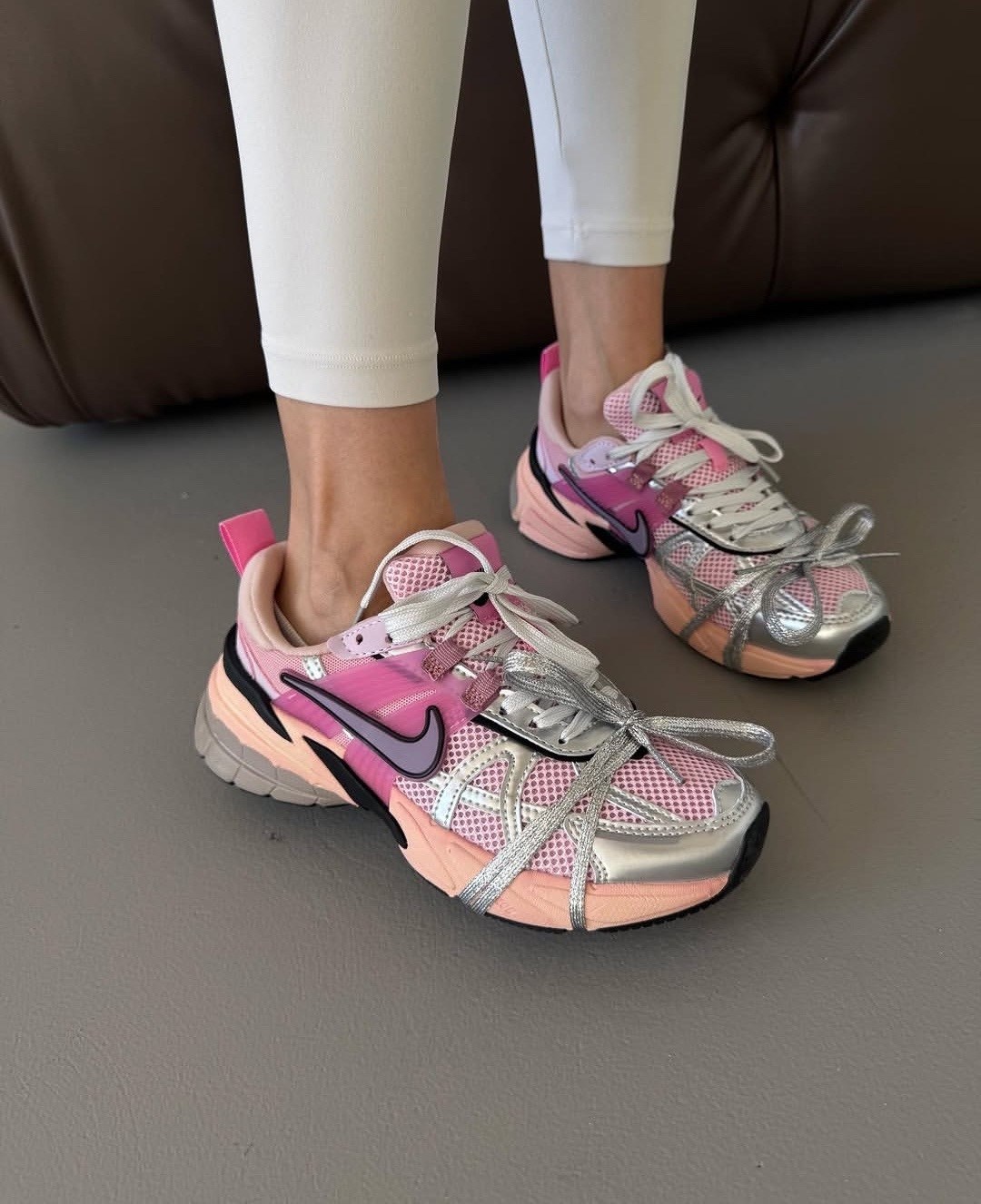 кроссовки для бега v2k run женские с низким верхом серебристо-розовые nike,кроссовки nike v 2 k run,кроссовки nike,кроссовки беговые женские,nike кроссовки для бега