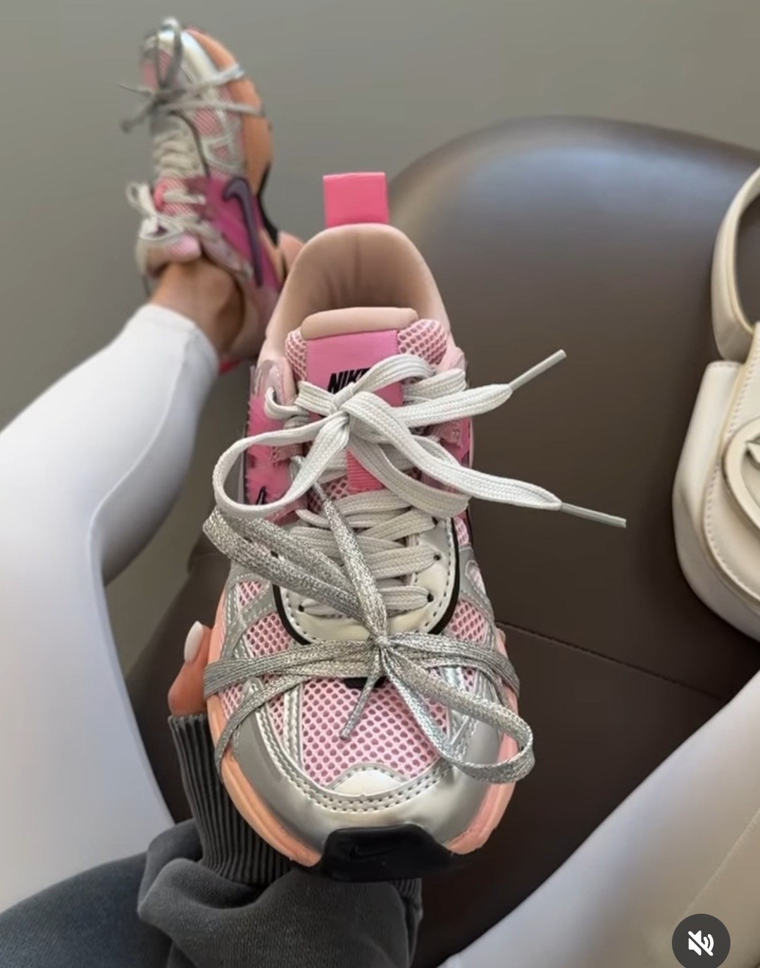 кроссовки для бега v2k run женские с низким верхом серебристо-розовые nike,кроссовки nike v 2 k run,кроссовки nike,кроссовки беговые женские,nike кроссовки для бега