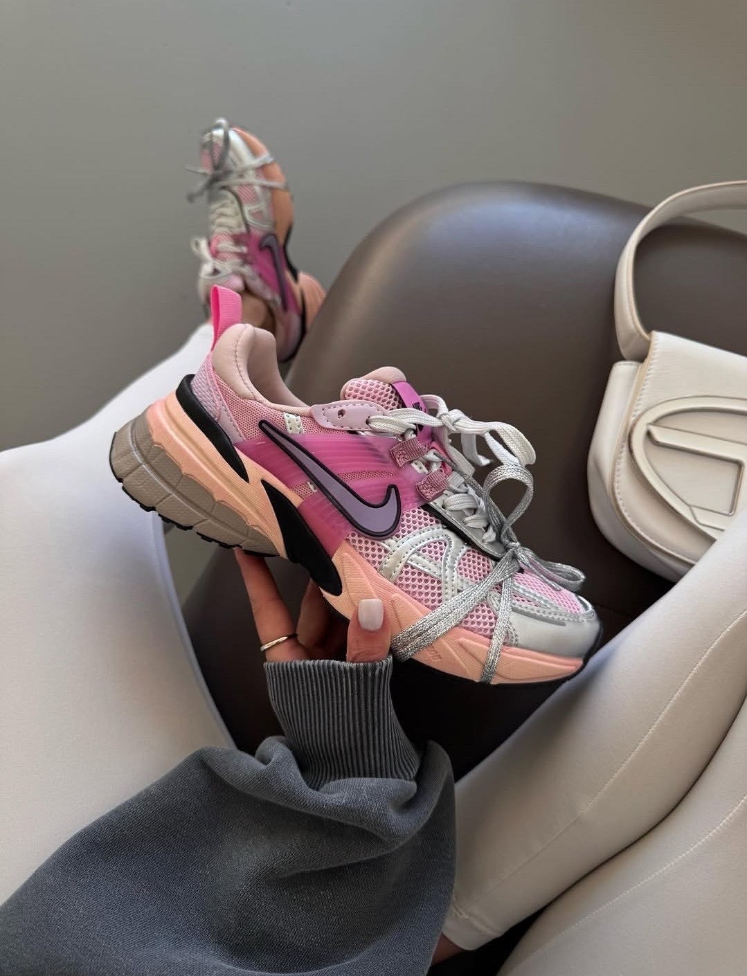 кроссовки для бега v2k run женские с низким верхом серебристо-розовые nike,кроссовки nike v 2 k run,кроссовки nike,кроссовки беговые женские,nike кроссовки для бега