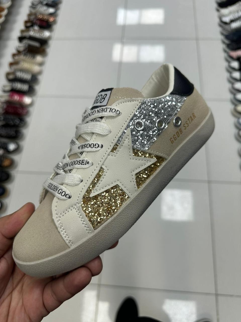 golden goose кеды super-star с блестками серебристый,,кеды golden goose superstar серебряный,кеды golden goose hi star glitter low-top,golden goose superstar silver glitter sneakers