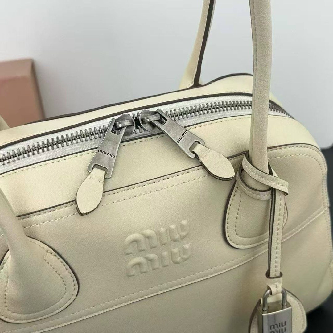 сумка miu miu,сумка,сумка кросс-боди через плечо miu miu,женская сумка miu miu,женская сумка