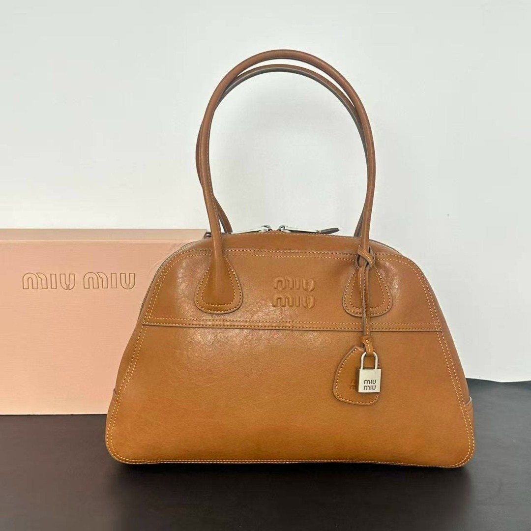сумка женская miu miu,женская кожаная сумка miu miu aventure черная,сумка miu miu,черные женские сумки miu miu,средняя кожаная сумка-тоут aventure miu miu черный
