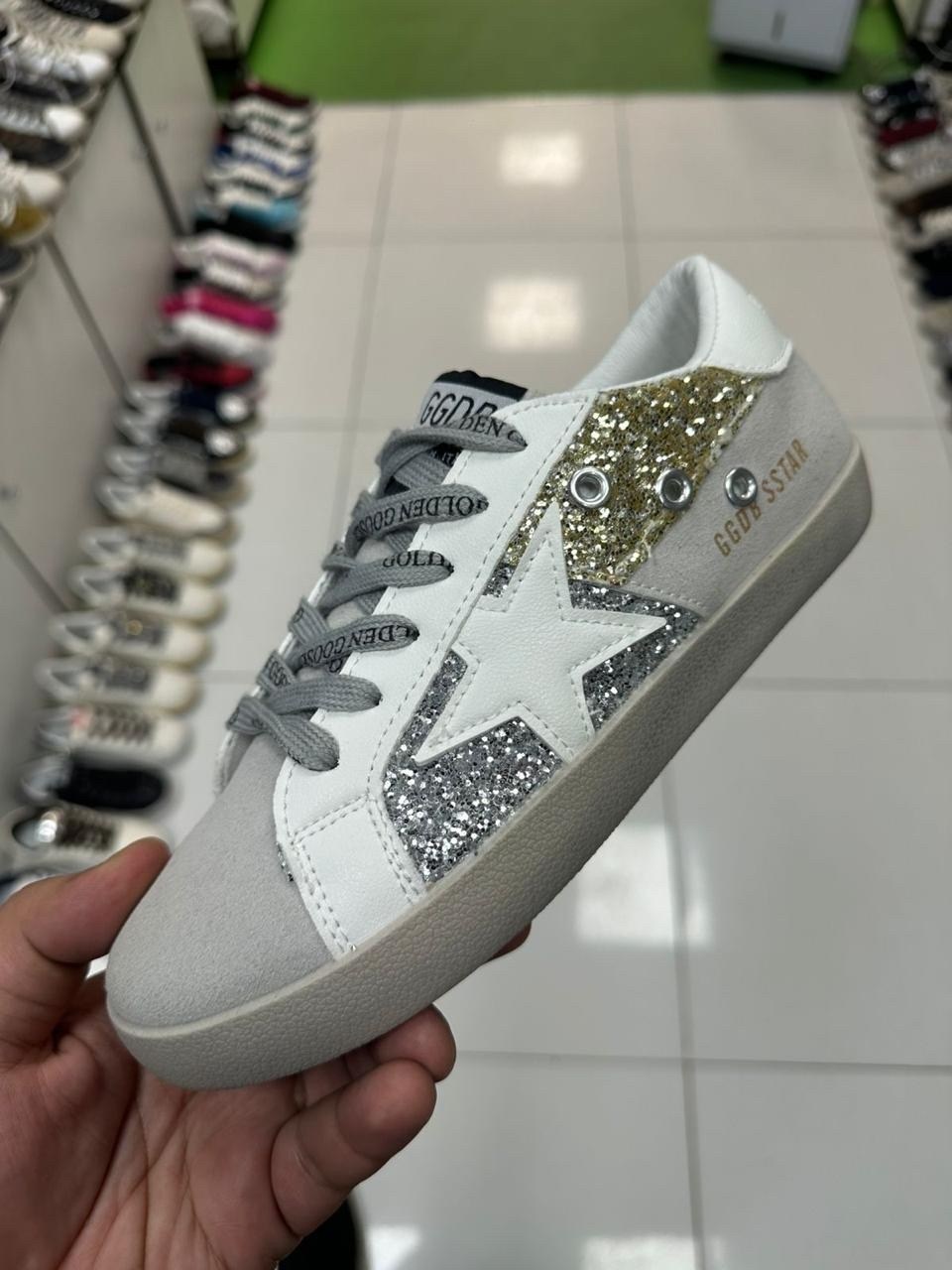golden goose кеды super-star с блестками серебристый,,кеды golden goose superstar серебряный,кеды golden goose hi star glitter low-top,golden goose superstar silver glitter sneakers