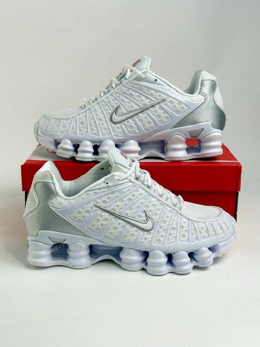nike shox tl white metallic silver,кроссовки nike shox tl для бега белые мужские женские,кроссовки nike shox tl,кроссовки nike shox tl white metallic silver,кроссовки nike shox white