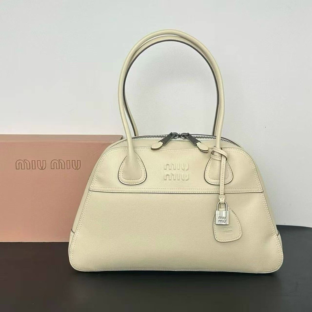 сумка женская miu miu,женская кожаная сумка miu miu aventure черная,сумка miu miu,черные женские сумки miu miu,средняя кожаная сумка-тоут aventure miu miu черный