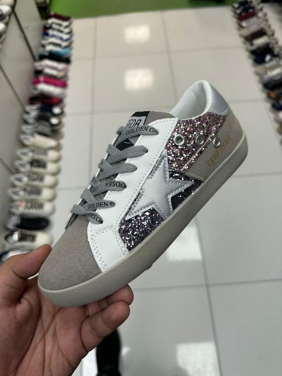 golden goose кеды super-star с блестками серебристый,,кеды golden goose superstar серебряный,кеды golden goose hi star glitter low-top,golden goose superstar silver glitter sneakers