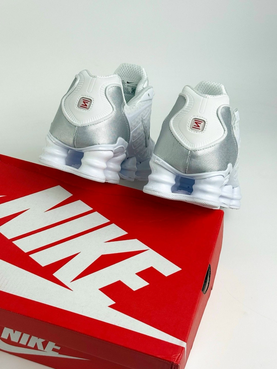 nike shox tl white metallic silver,кроссовки nike shox tl для бега белые мужские женские,кроссовки nike shox tl,кроссовки nike shox tl white metallic silver,кроссовки nike shox white