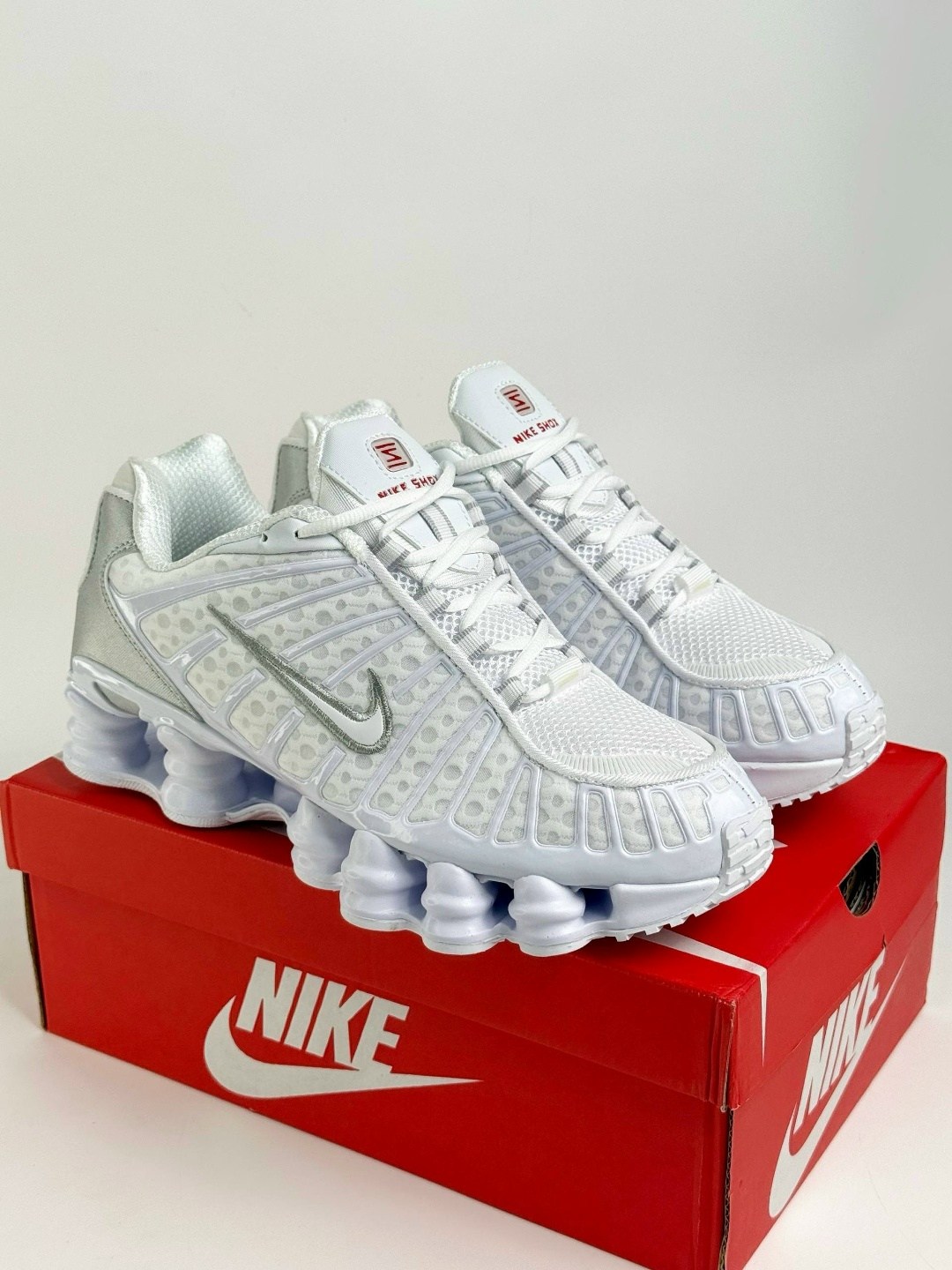 nike shox tl white metallic silver,кроссовки nike shox tl для бега белые мужские женские,кроссовки nike shox tl,кроссовки nike shox tl white metallic silver,кроссовки nike shox white