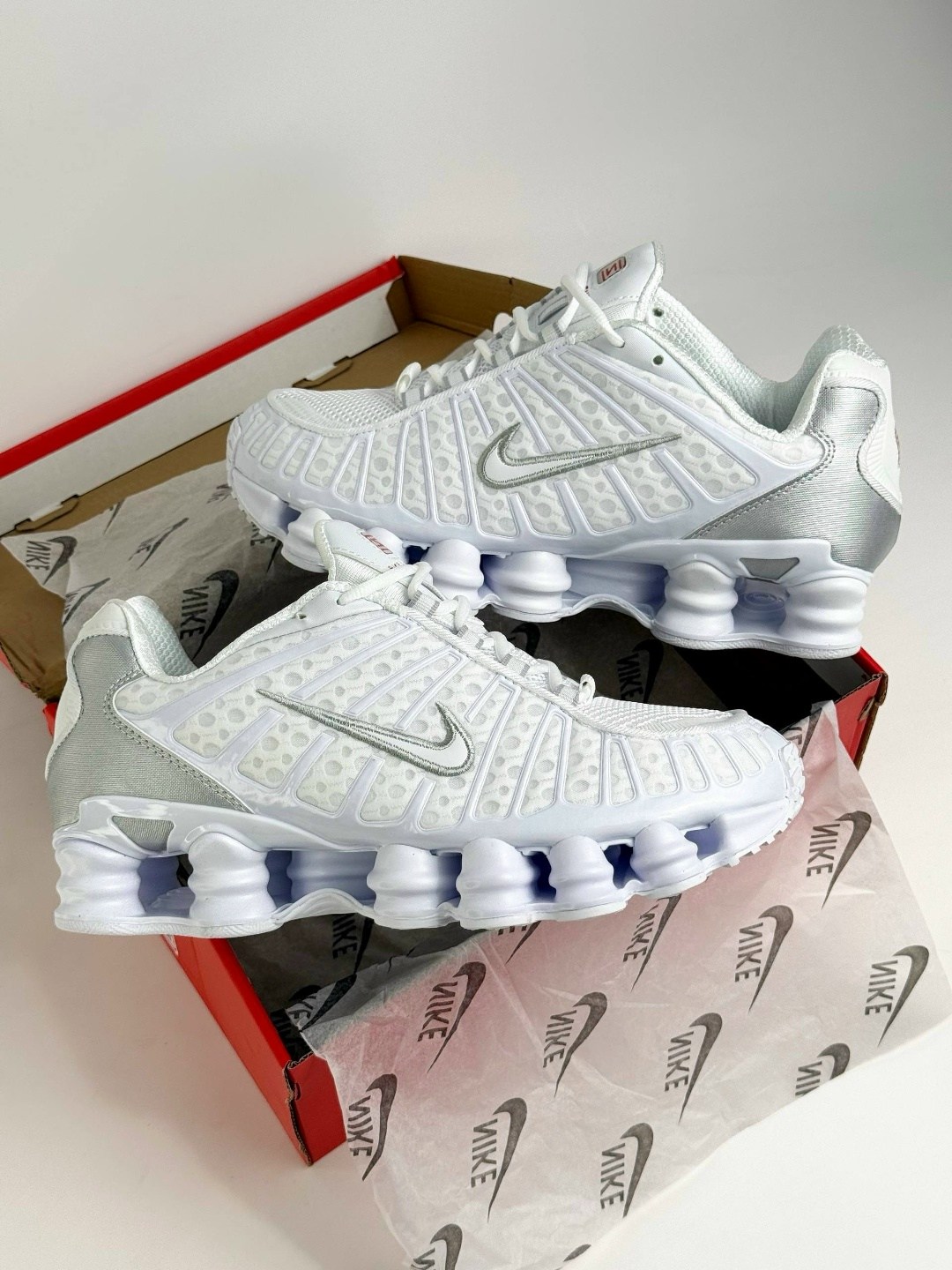 nike shox tl white metallic silver,кроссовки nike shox tl для бега белые мужские женские,кроссовки nike shox tl,кроссовки nike shox tl white metallic silver,кроссовки nike shox white