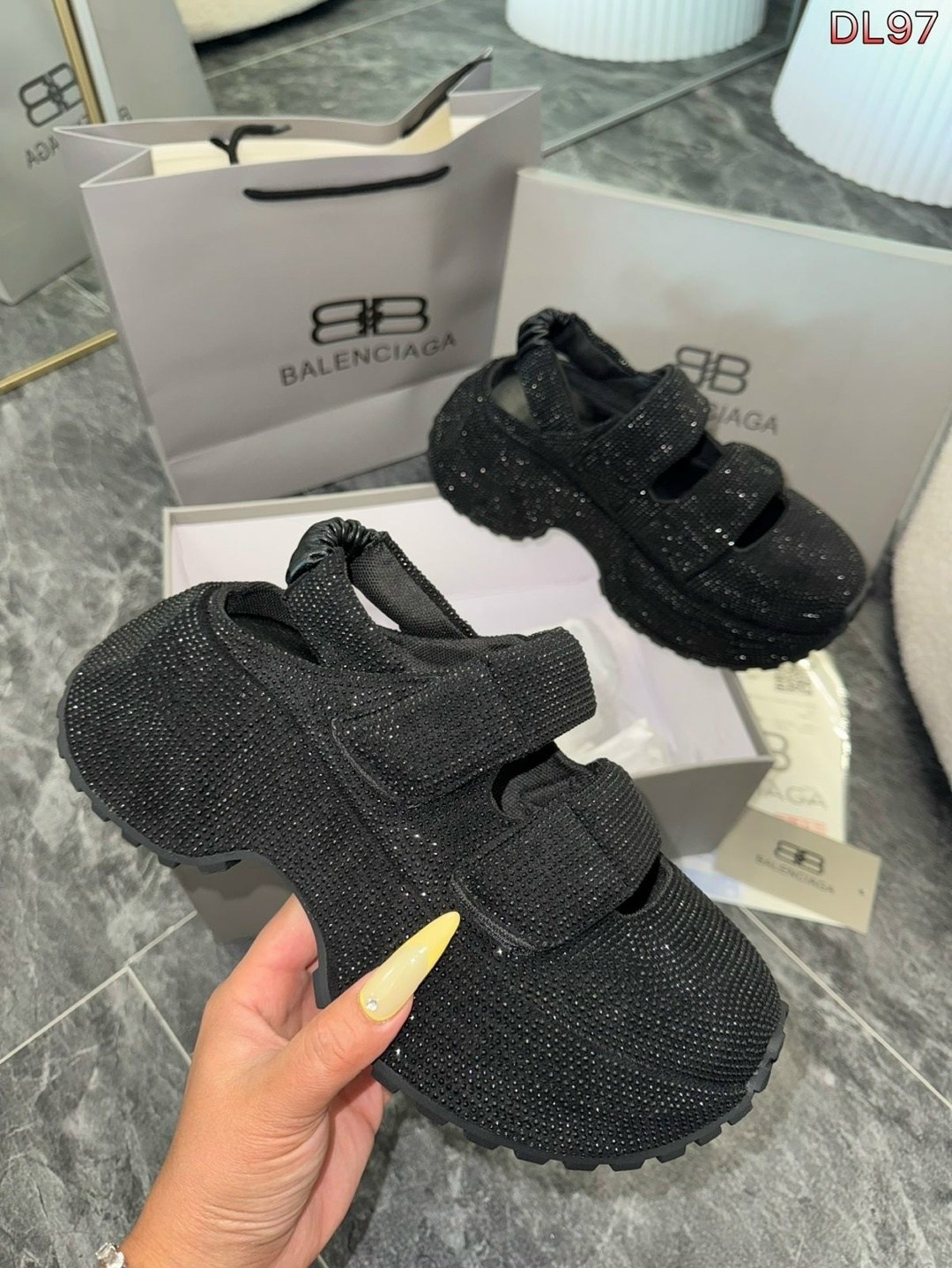 ,кроссовки balenciaga женские,кроссовки женскиe,кроссовки balenciaga черные женские блестящие,женские кроссовки balenciaga блестящие со стразами