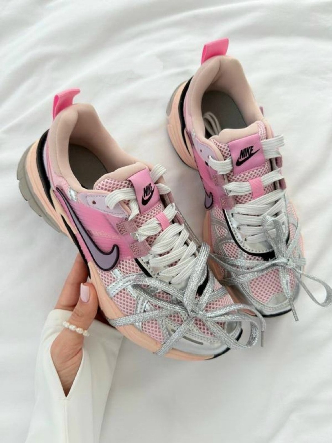кроссовки для бега v2k run женские с низким верхом серебристо-розовые nike,nike кроссовки,женские кроссовки,кроссовки nike женские,кроссовки беговые женские