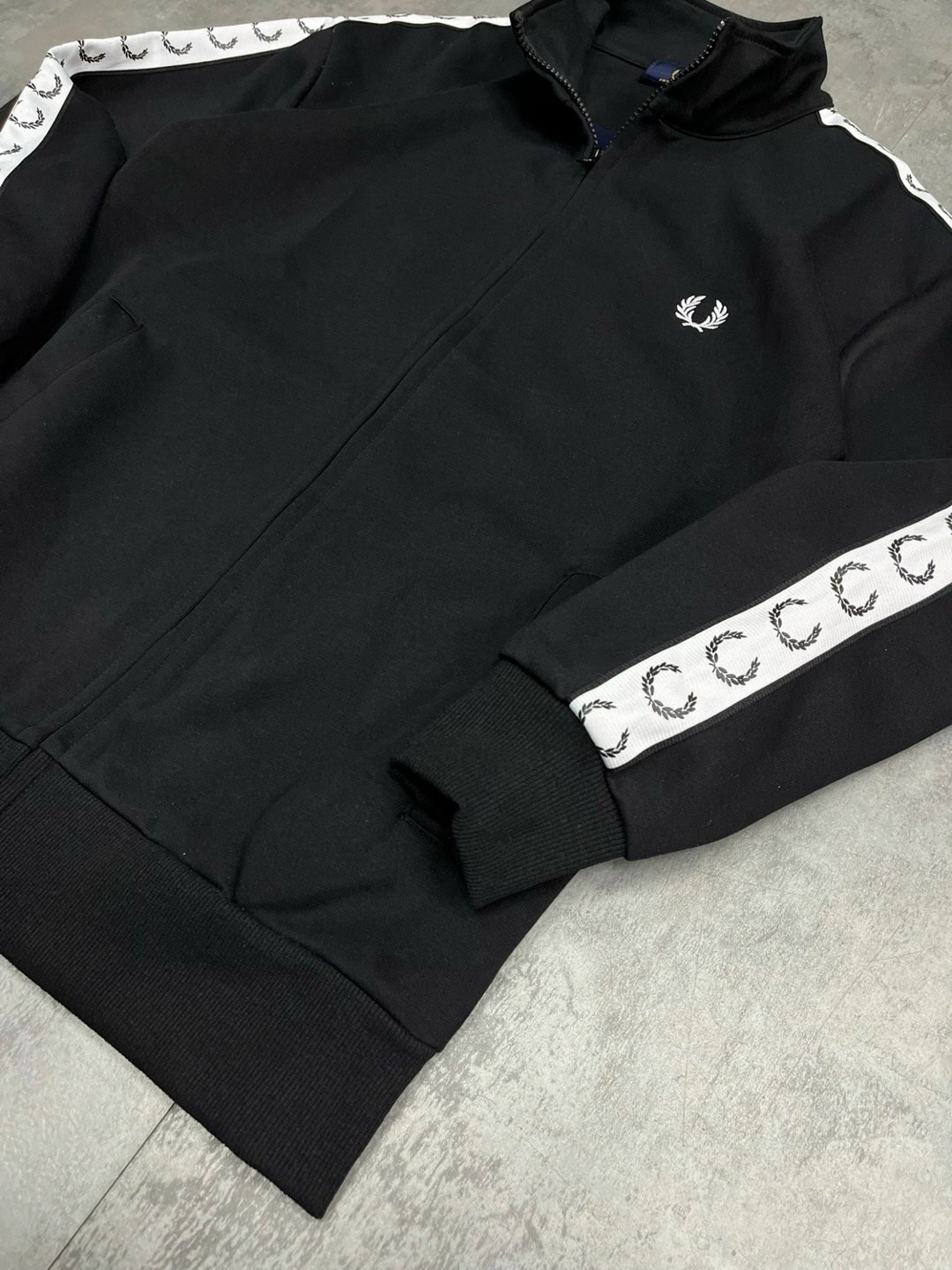 олимпийка fred perry с лампасами,fred perry олимпийка,мужская кофта,кофта для мужчин,кофта для мужчин трикотаж