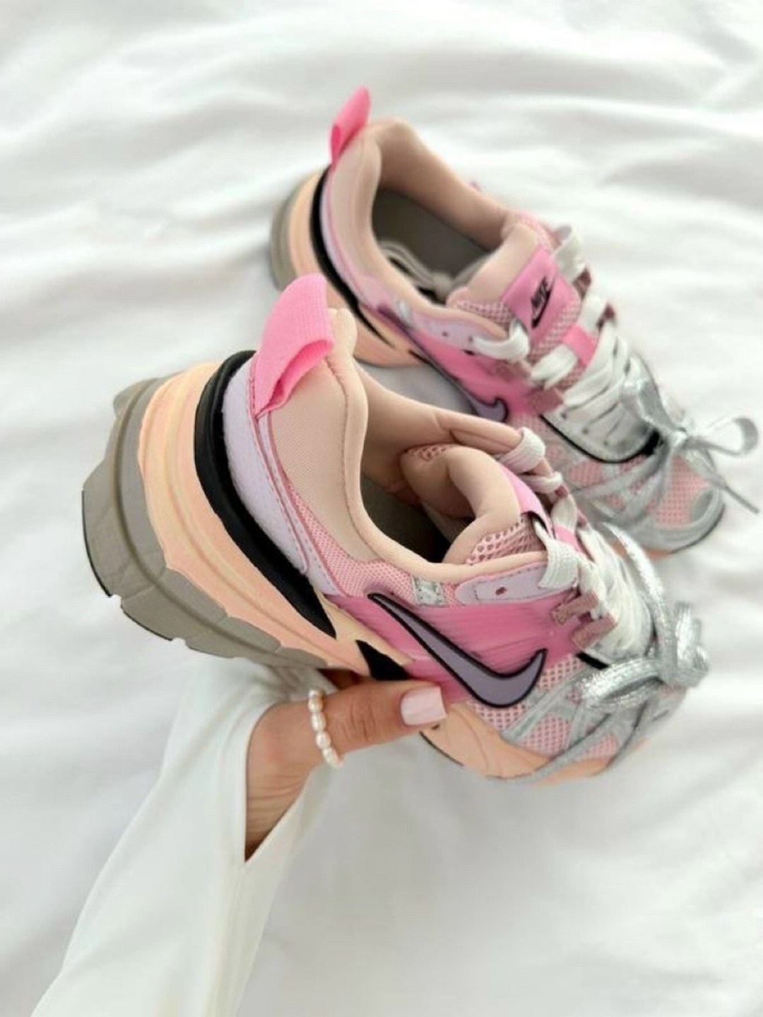 кроссовки для бега v2k run женские с низким верхом серебристо-розовые nike,nike кроссовки,женские кроссовки,кроссовки nike женские,кроссовки беговые женские